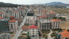 <b>资建筑环村水泥、榕树公园等公共设备</b>